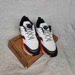 کتانی saucony اورجینال – رنگ سفید نارنجی - Image 4